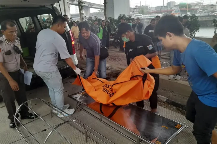 Geger, Mayat Pria Mengapung...