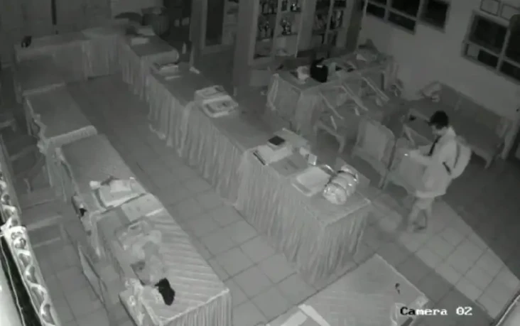 Terekam CCTV, Pencuri...