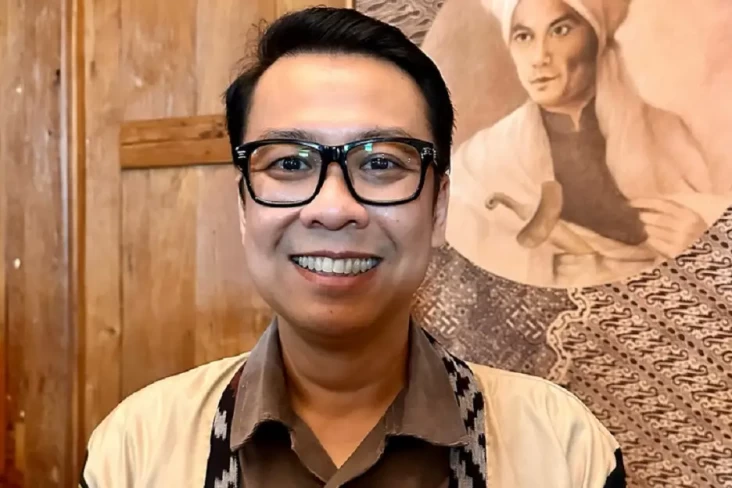 Presenter Hilbram Dunar...