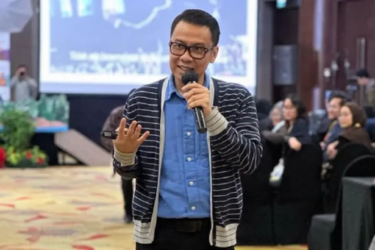 Presenter Hilbram Dunar...