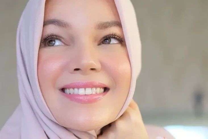 Profil Dewi Sandra,...