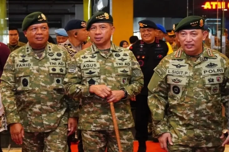 8 Prajurit TNI yang...
