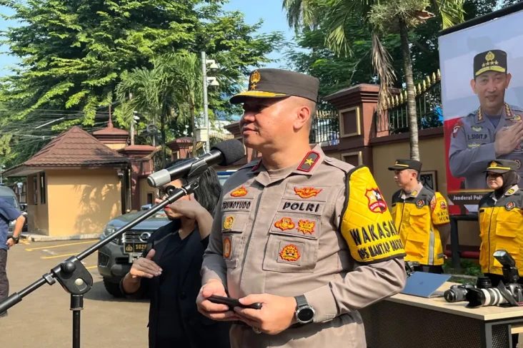 Polisi Buka Layanan...