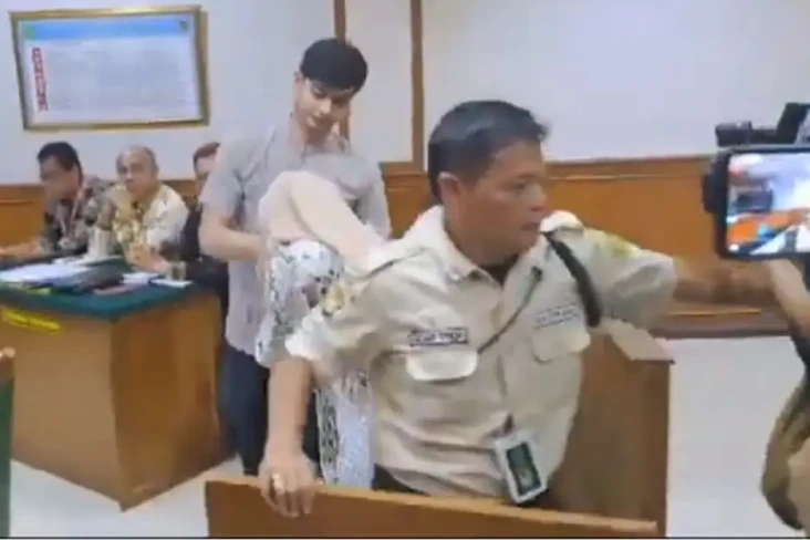 Bungkam soal Cerai,...