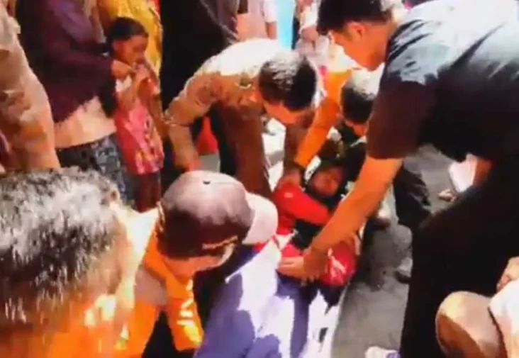 Ratusan Warga Berdesakan...