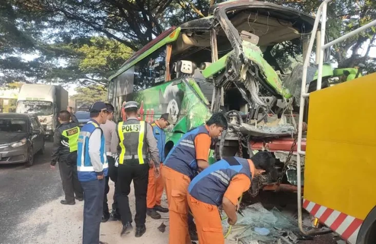 Bus PO Restu Tabrak...