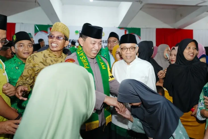 Serahkan Paket Sembako...