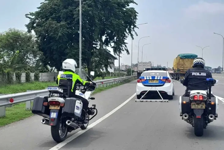 Polres Karawang Bersihkan...