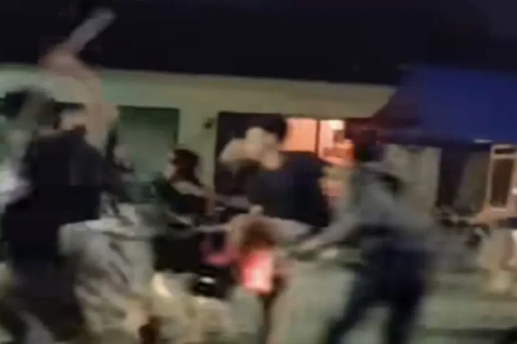 Janjian Perang Sarung,...