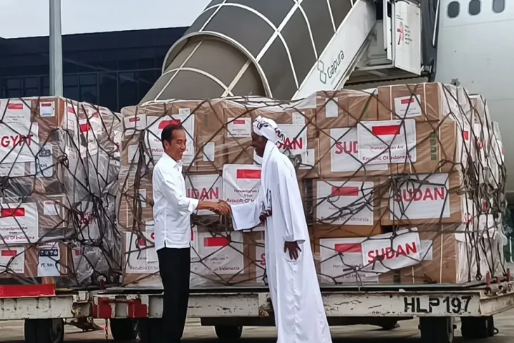 Jokowi Lepas Bantuan...