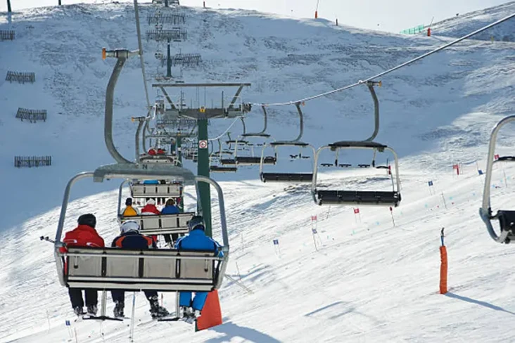 5 Destinasi Wisata Ski...