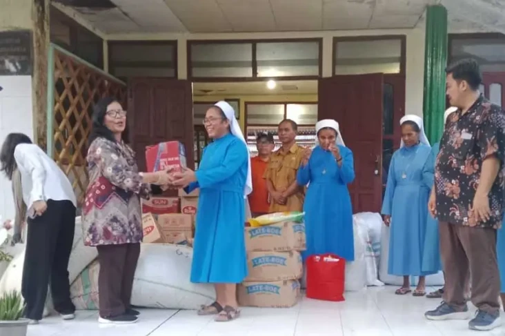 Kementerian Sosial Serahkan...