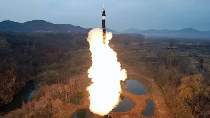 Kim Jong-un Memandu...