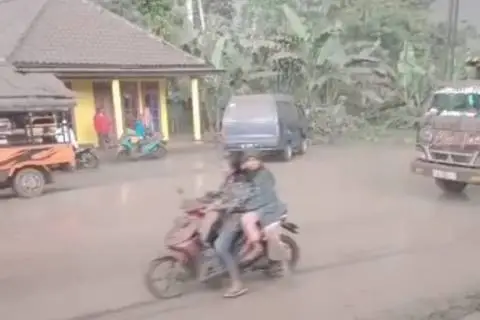 Gunung Merapi Muntahkan...
