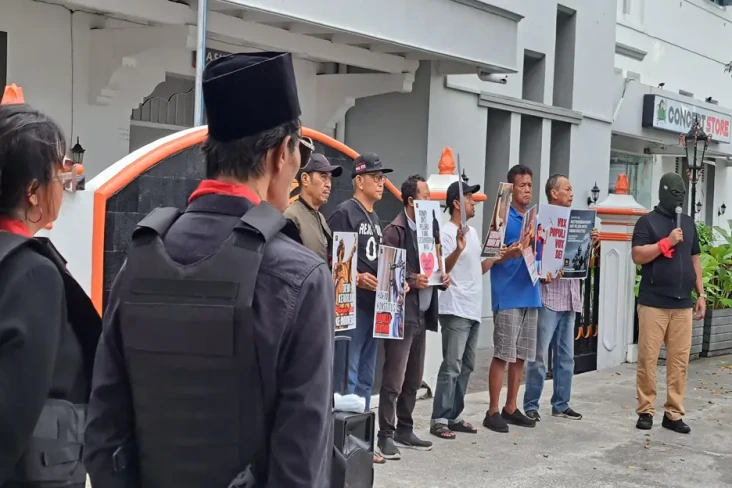 Hakim MK Dapat Rompi...