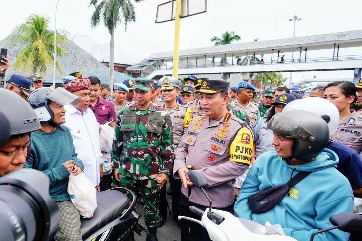 Kapolri Tinjau Pelabuhan...