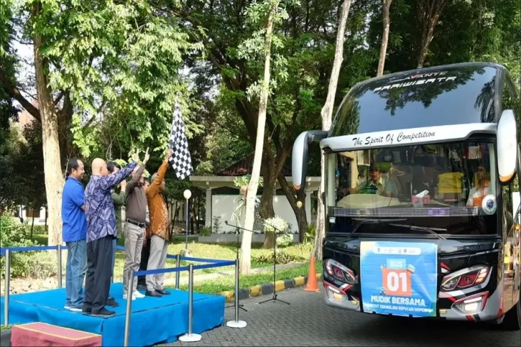 Kerahkan 12 Armada Bus,...