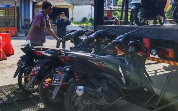 Puluhan Sepeda Motor...