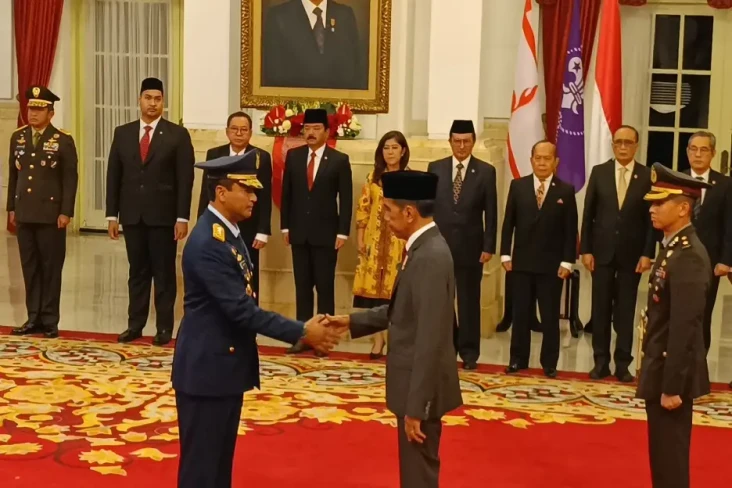 Presiden Jokowi Lantik...