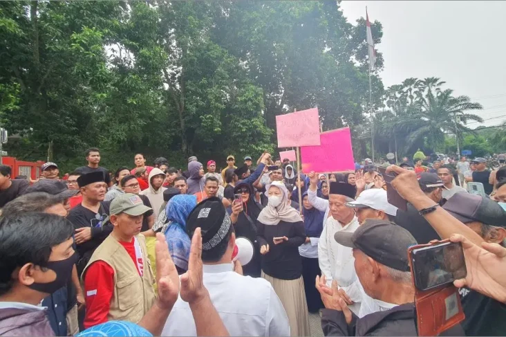 Ratusan Warga Demo Tolak...