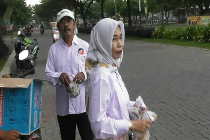 Lewat Berbagi Takjil,...