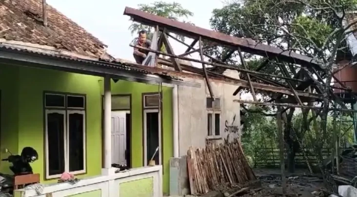 Angin Kencang Terjang...
