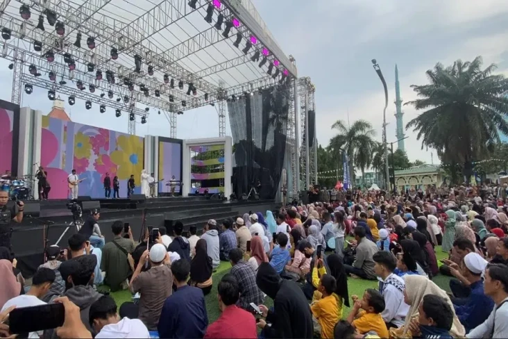 Penonton Antusias Saksikan...