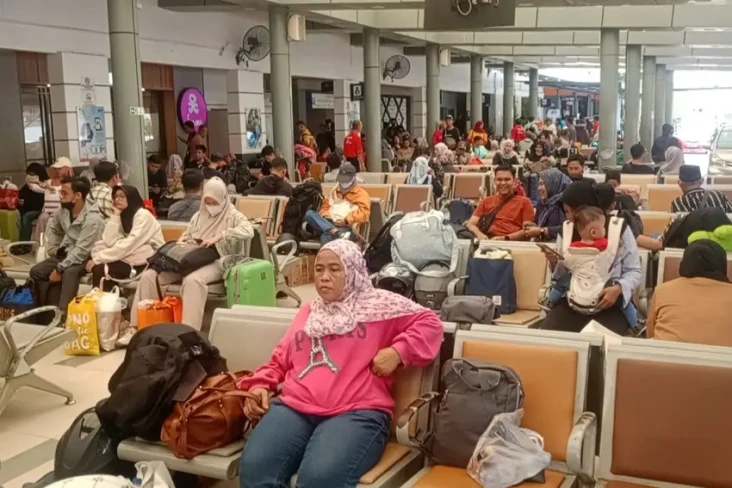 H-4 Lebaran, Stasiun...