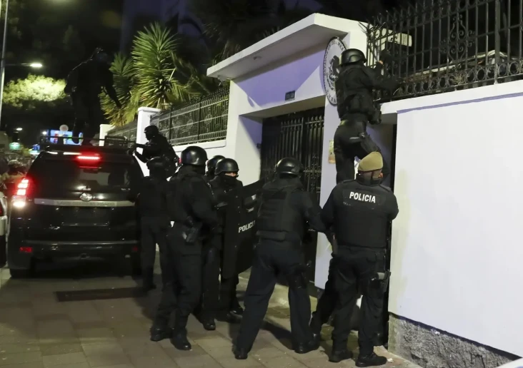 Polisi Ekuador Paksa...