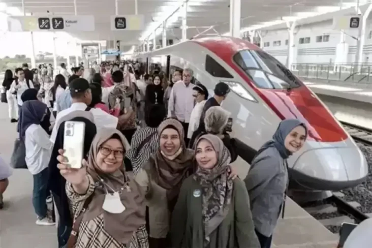 Penumpang Stasiun Whoosh...