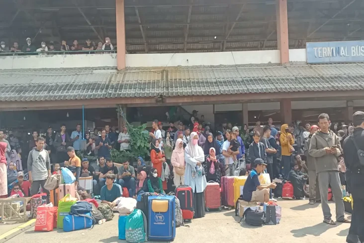 Lebih 40 Bus di Terminal...