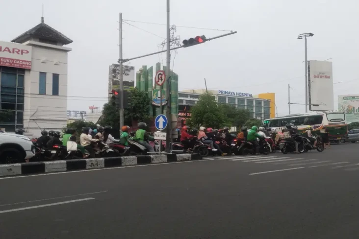 Malam Hari H-3 Lebaran,...