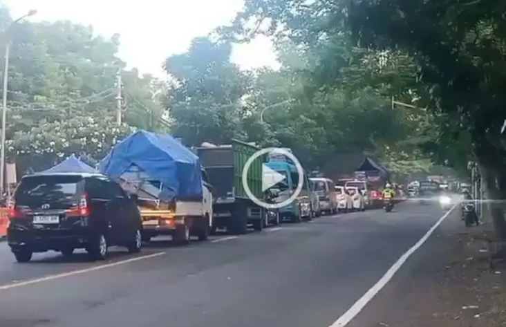 Terjebak Antrean Panjang...