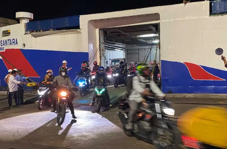 Pertama Kali Sandar,...