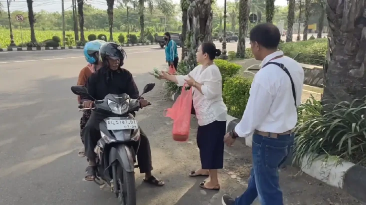 Bagikan 300 Paket Takjil...