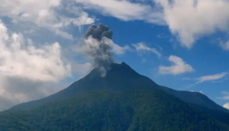 Gunung Lewotobi Laki-laki...