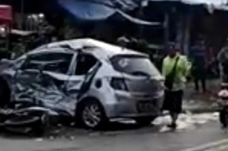 Honda Brio Tabrak 3...