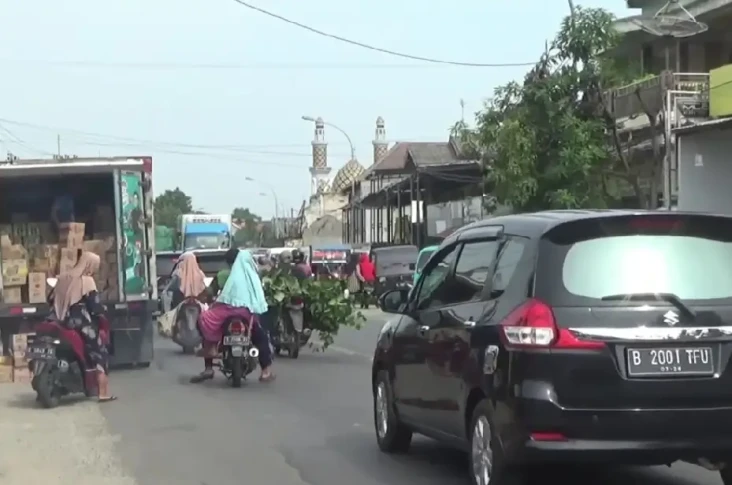 Macet! Pasar Tumpah...