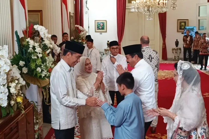 Jokowi Gelar Open House...