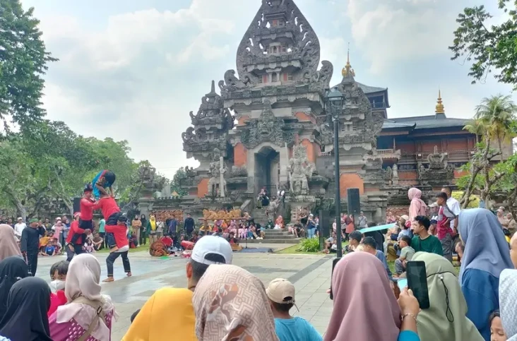 TMII Diserbu 18 Ribu...