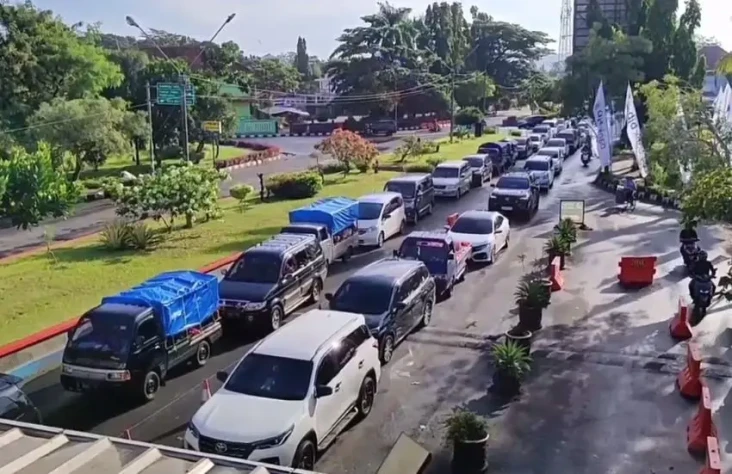 Ribuan Wisatawan Padati...
