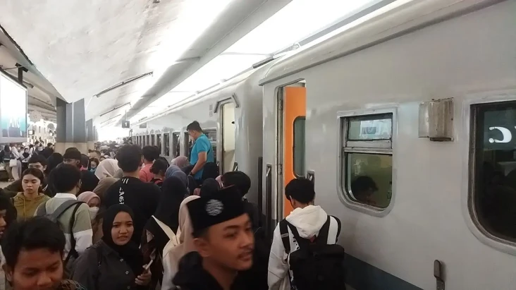 KA Lokal Jatim Diserbu...