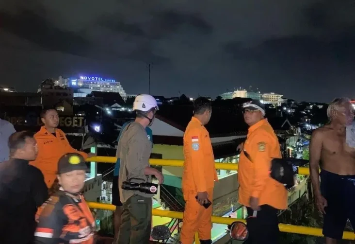 Jatuh dari Jembatan,...