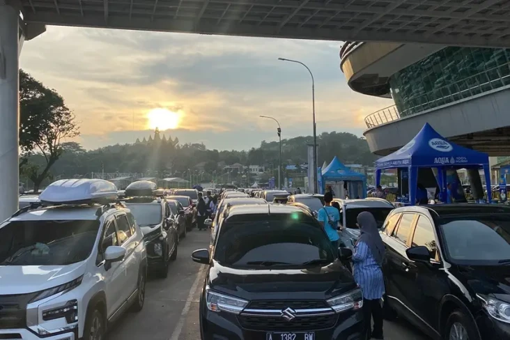 Arus Balik, Pelabuhan...