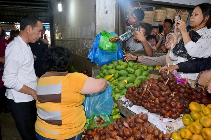 Jokowi Belanja ke Pasar...