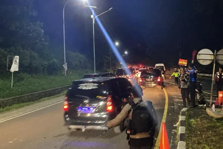 Polisi di Jalur Gentong...