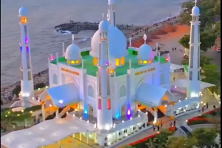 Penampakan Masjid Al-Hakim...
