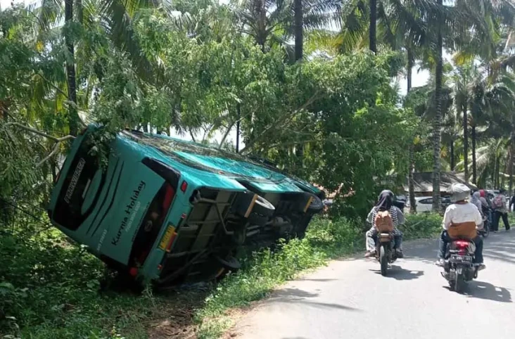 Bus Pariwisata Terguling...