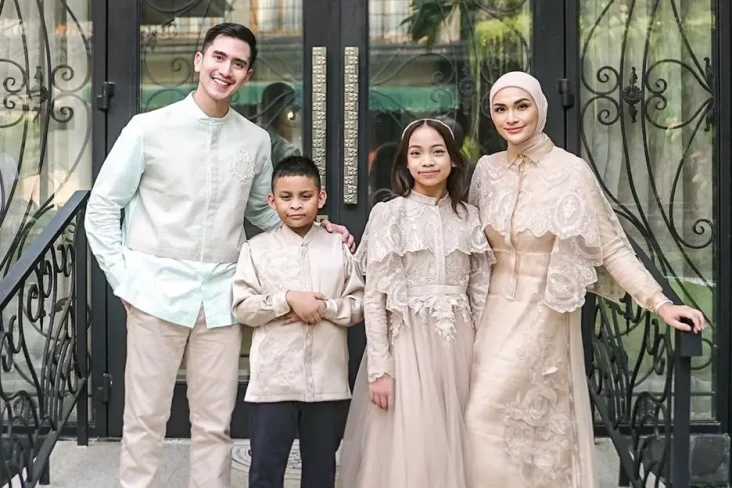 Dikabarkan Dekat dengan...
