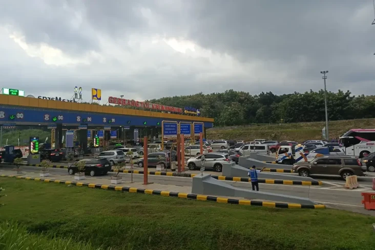 Antrean Kendaraan di...